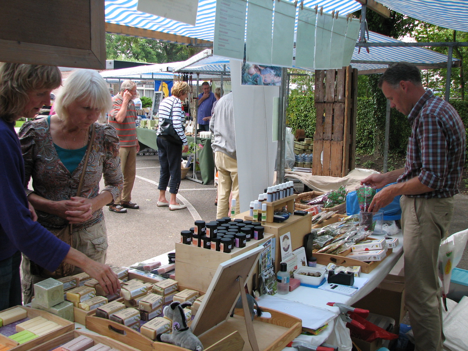 Grote Natuurmarkt bij Botanische tuin De Kruidhof