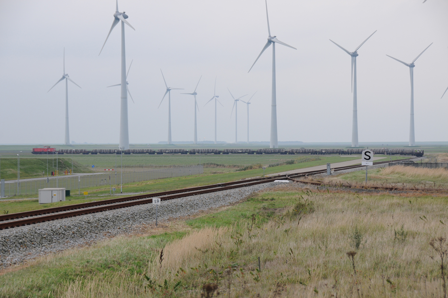 Ellenlange trein met miljoen kilo bielzen in Eemshaven