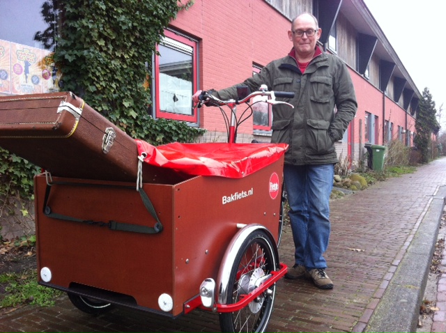 Elektrische bakfiets met fikse korting slaat aan in Groningen; Musicus Jan van Dijk blij met "ideaal vervoermiddel"