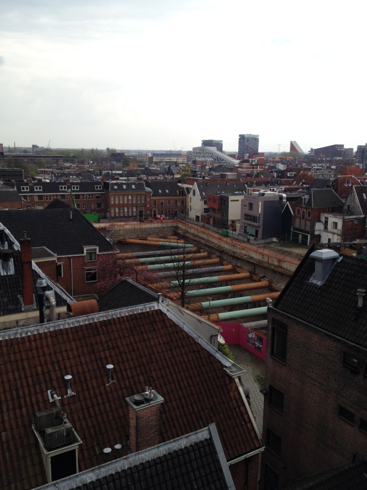 Het uitzicht vanaf het dakterras op de plek waar het Forum komt te staan