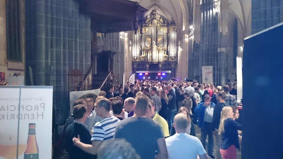 Bierfestival Groningen groot succes: duizenden levensgenieters in Martinikerk; Prijs voor 't Feithhuis