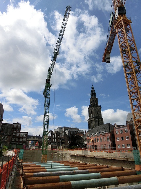 Groninger Forum kan nu op hoogte komen: de kranen zijn er