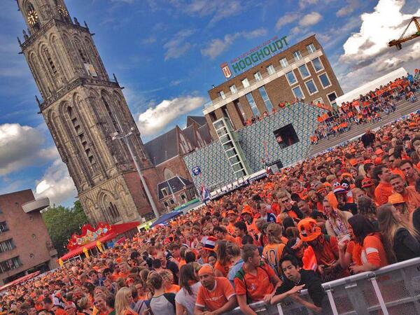 Meerdere schermen tijdens bekerfinale FC Groningen op Grote Markt