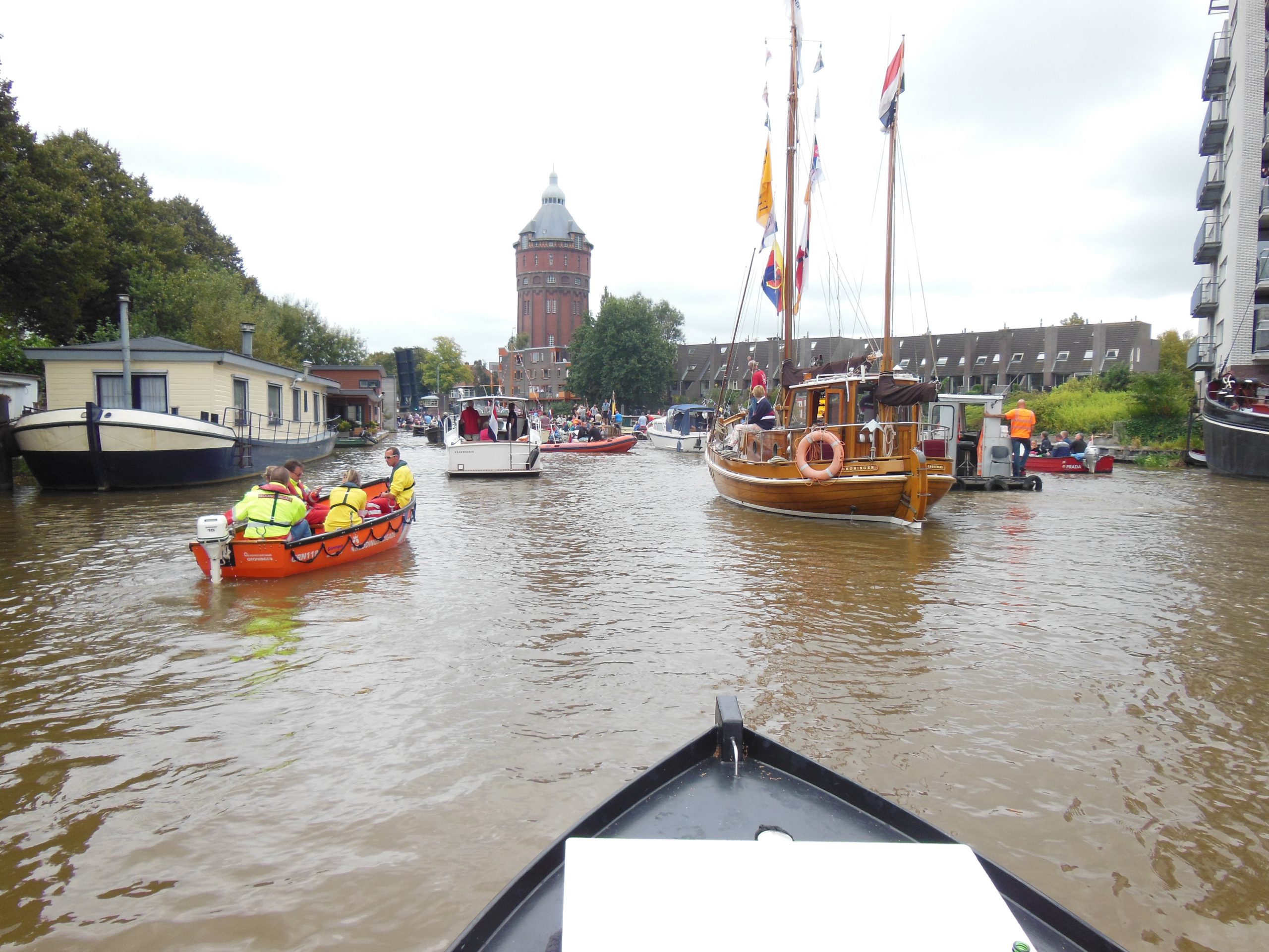 Grachtenfestijn in Groninger Diepenring: tachtig schepen haken aan, duizenden bezoekers