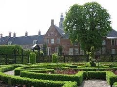 Zonnewijzer en historische muur Prinsentuin gerestaureerd