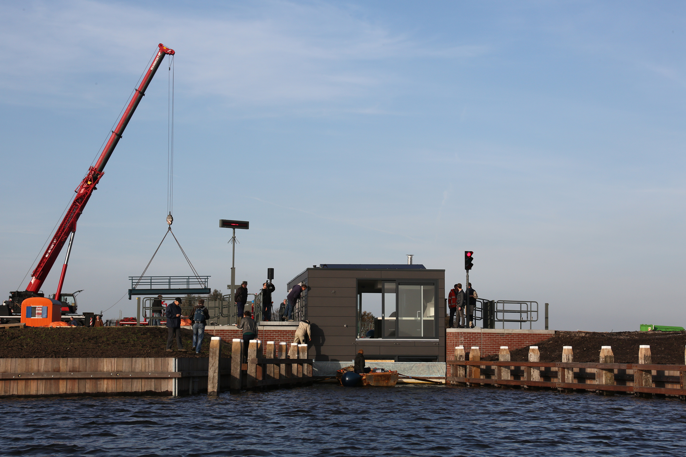 Nieuwe sluis in Meerstad nu officieel in gebruik genomen met transport eerste waterwoning