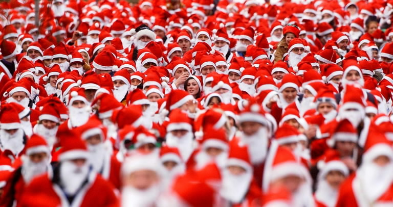 Honderden rennende Kerstmannen in binnenstad