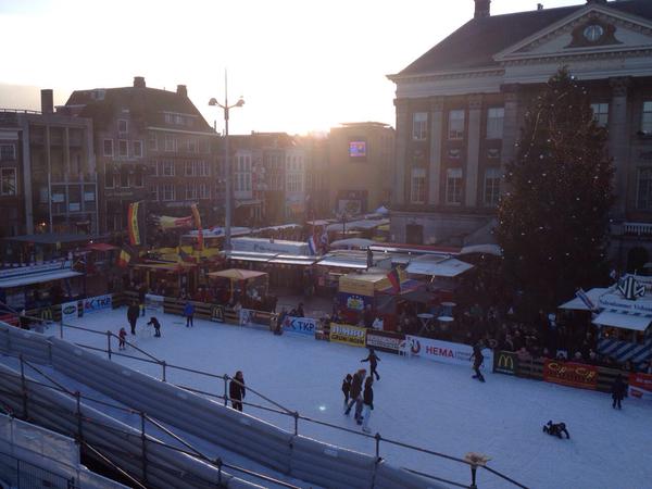 Drukte, gezelligheid en sfeer op extra grote ijsbaan in Groningen