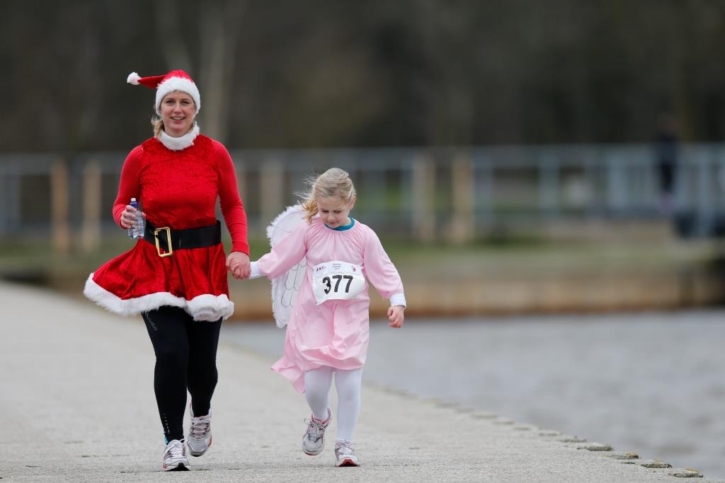 Hardlopende sneeuwpoppen, kerstmannen en rendieren tijdens Kerstloop Groningen Hoornse Meer