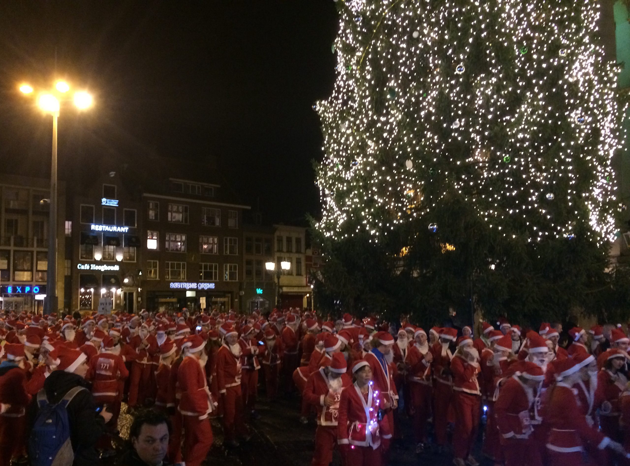 Honderden Kerstmannen zorgen voor ongekende Kerstsfeer op Grote Markt in Groningen