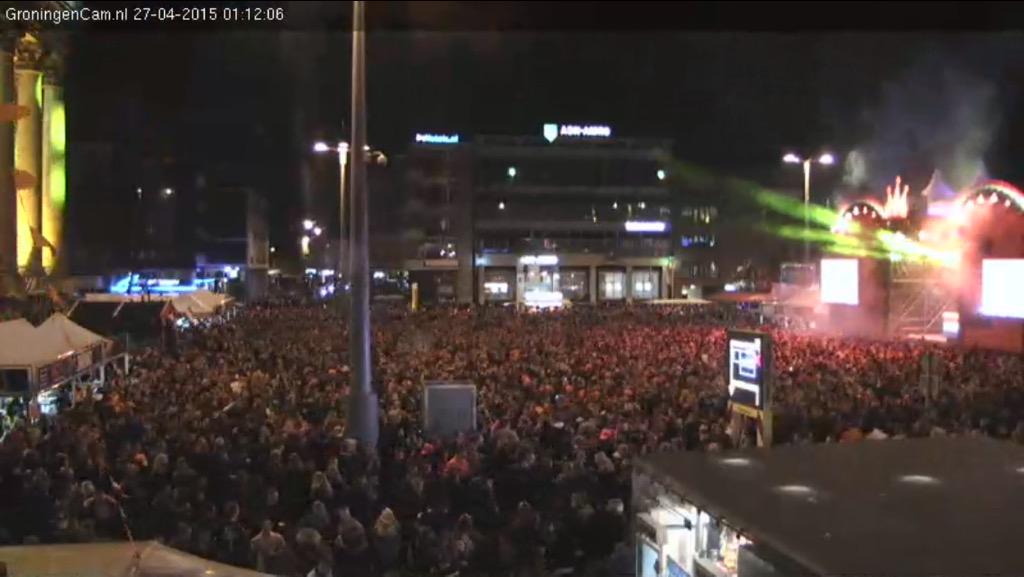 Vele duizenden vieren Nacht van Oranje op bomvolle Grote Markt in Groningen