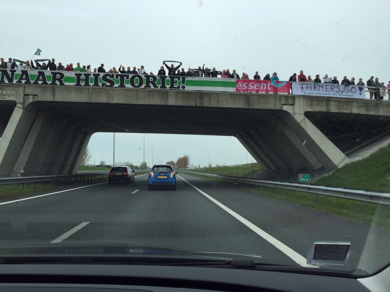 Honderden bussen met supporters zetten koers naar de Kuip