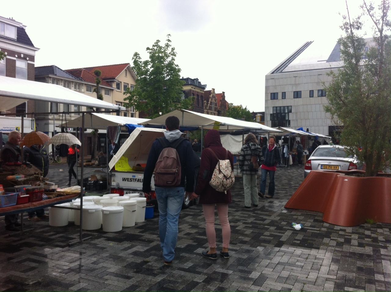 Groningen heeft eigen ‘Waterlooplein’: succesvolle vlooienmarkt op Damsterplein