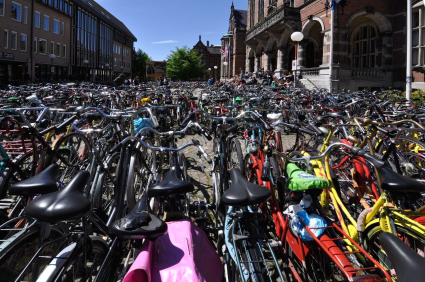 Veel jongeren trekken met diploma op zak naar de Randstad