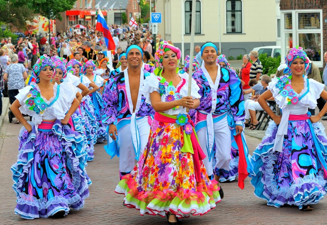 Roakeldais: de wereld danst in Warffum