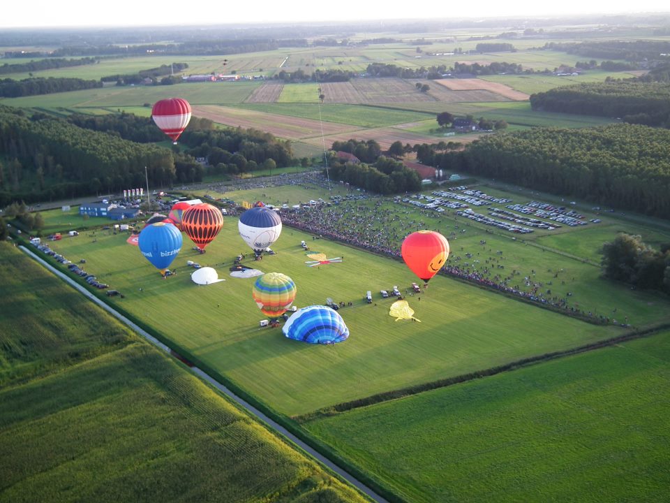 Ballon Fiësta: tientallen luchtballonnen kleuren luchtruim boven Meerstad