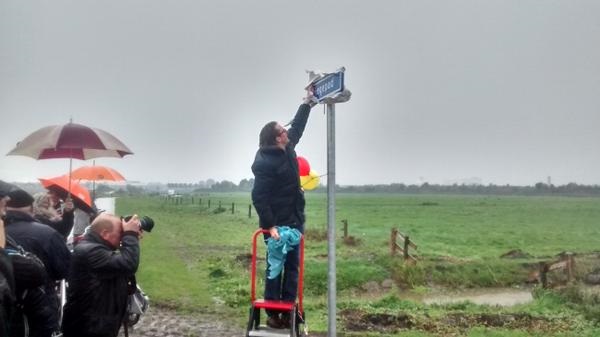 Paul de Rook opent nieuw fietspad tussen Hoogkerk en Groningen