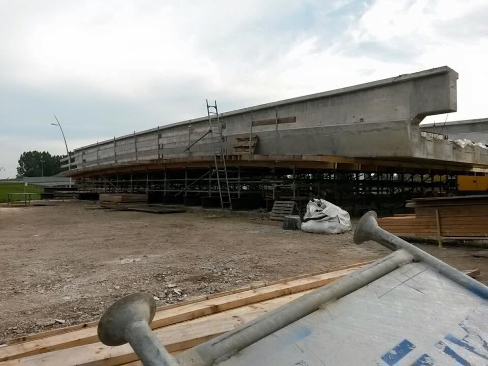 Spectaculaire operatie aan oostelijke ringweg: zaterdag eerste nieuwe fiets-ecoduct ingereden