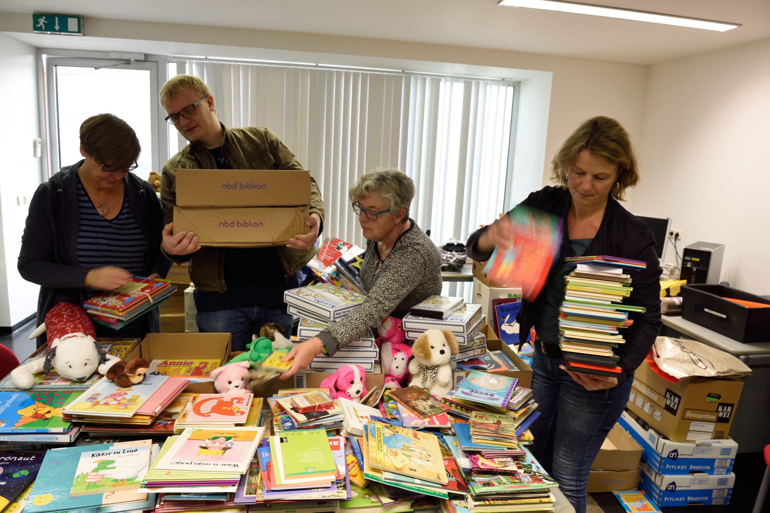 Groningers leveren massaal boeken en knuffels in voor vluchtelingen