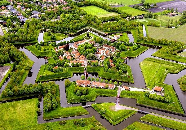 Bourtange omgetoverd tot kerstmarkt