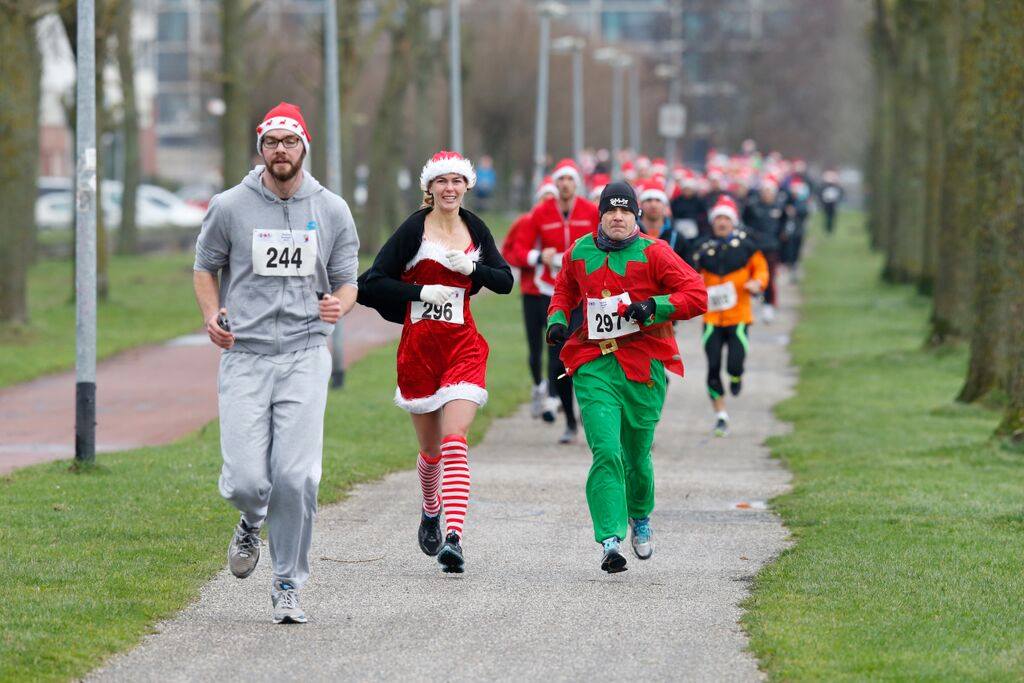 Hardlopende sneeuwpoppen, kerstmannen en rendieren in Hoornse Meer tijdens Kerstloop Groningen