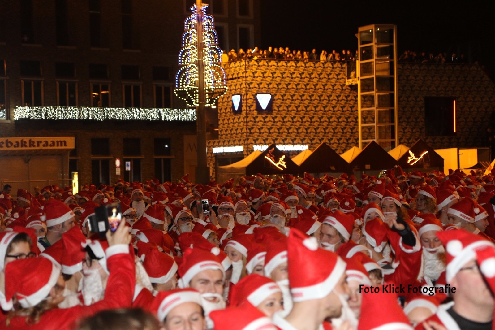 Ruim 1.300 kerstmannen en -vrouwen lopen Santarun; donatie aan Voedselbank