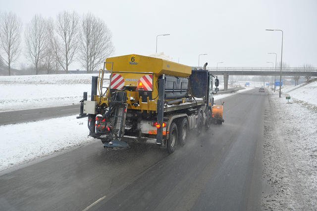 Twaalf strooiwagens moeten gladheid voorkomen