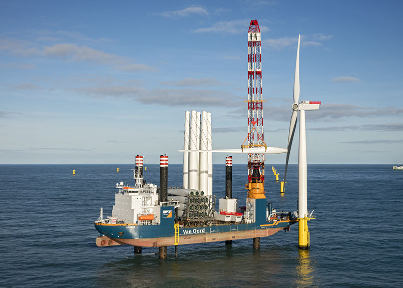 Eerste windturbines succesvol geplaatst in windpark  voor Groningse kust