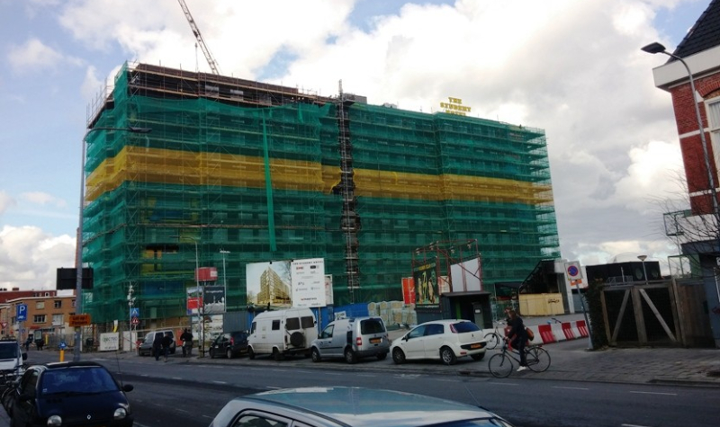 The Student Hotel torent hoog boven Ebbingekwartier uit