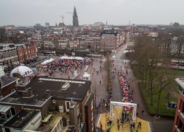 Succesvolle eerste Groningse Urban Trail: bijna tweeduizend deelnemers rennen dwars door gebouwen en restaurants