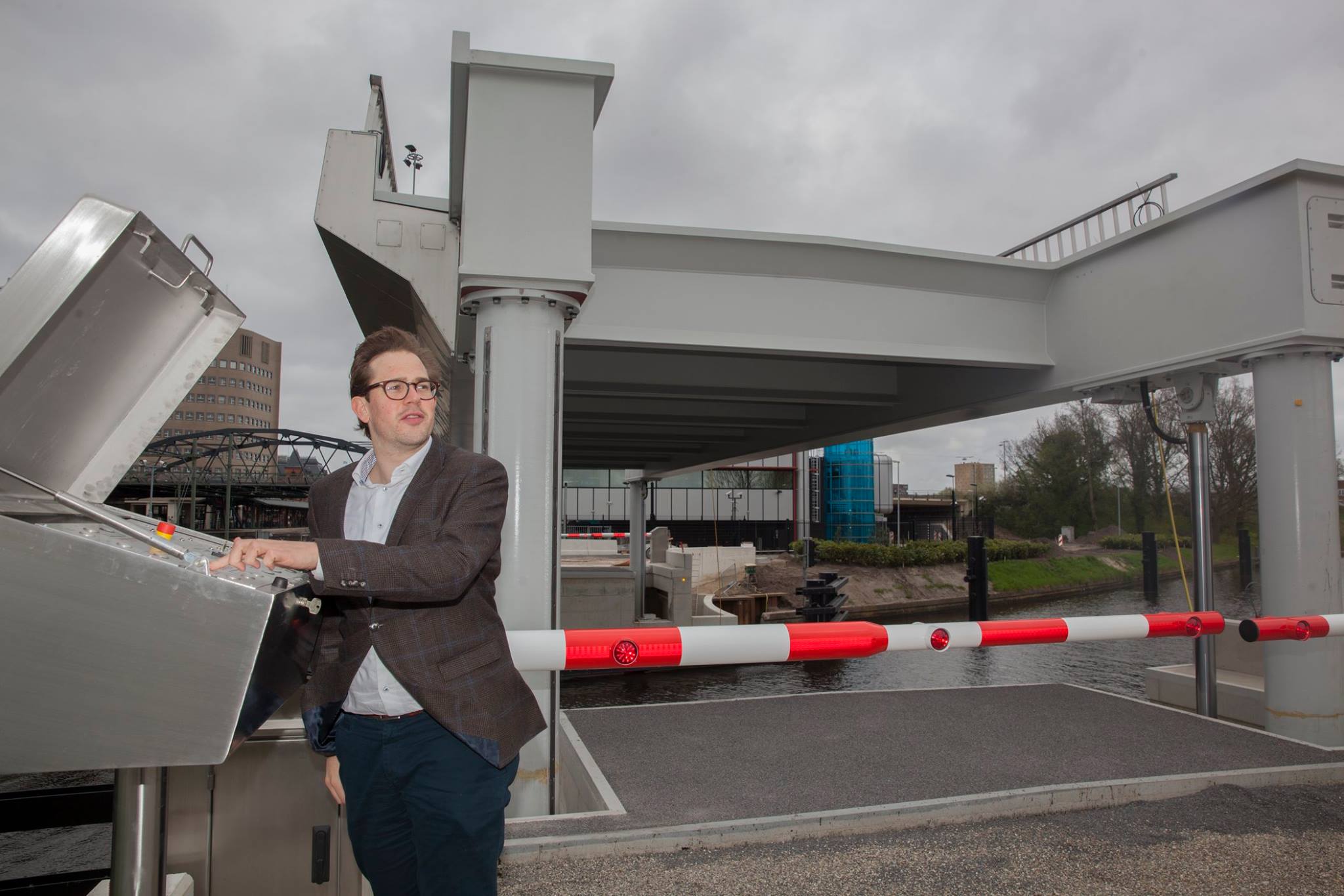 Nieuwe tafelbrug over Hoornsediep zorgt voor snelle busroute tussen P+R Hoogkerk en stad