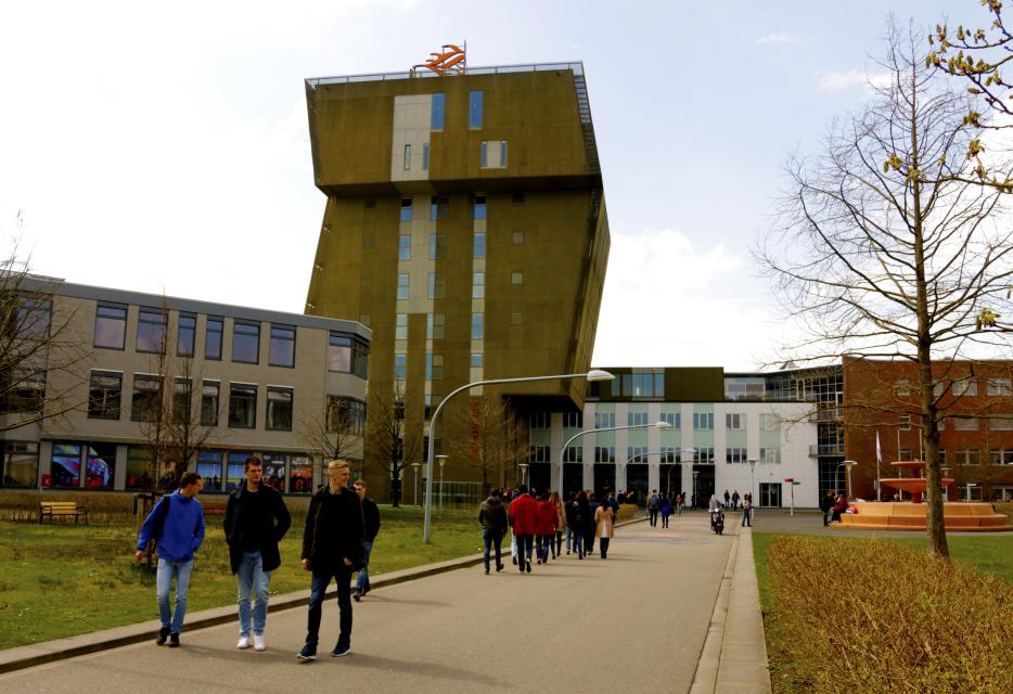 Hanzehogeschool Groningen reikt eerste certificaten uit aan vluchtelingen die minor volgden