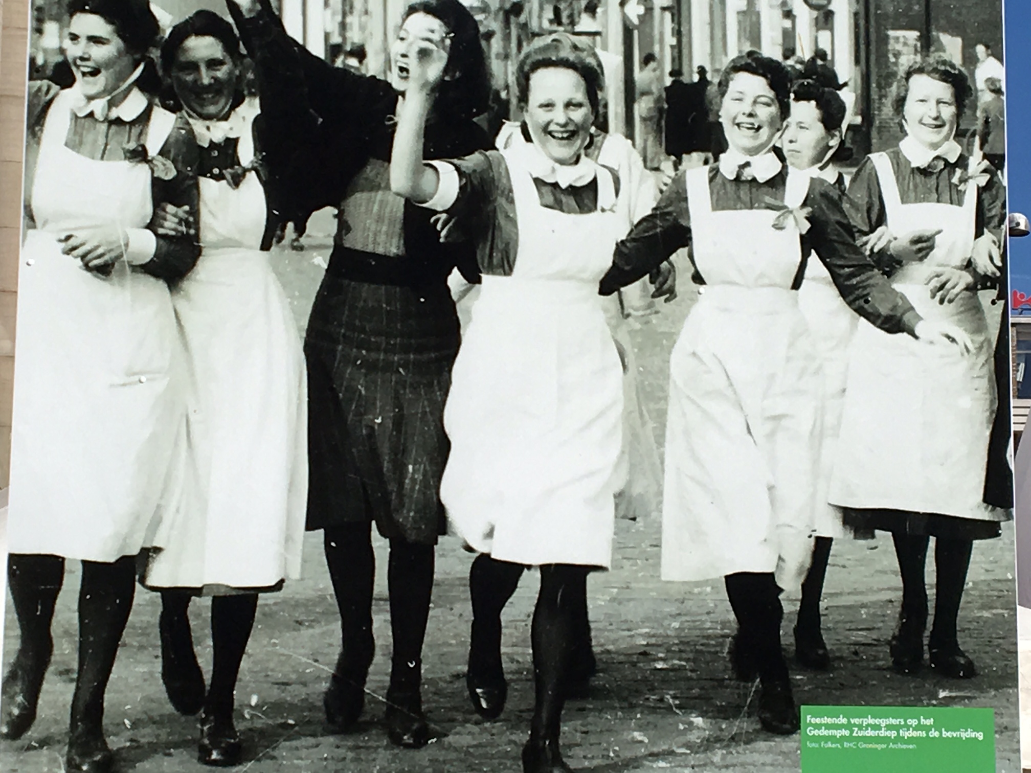 Enorme vreugde bij verpleegsters, mei 1945. Ook deze foto stond naast het Bevrijdingsontbijt.