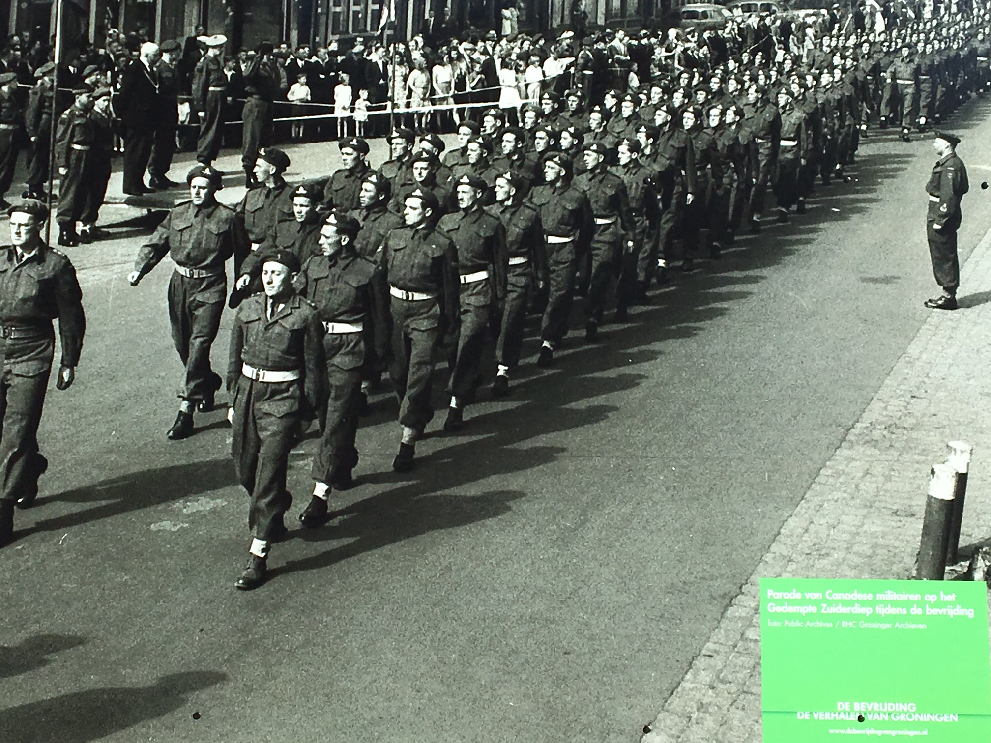 Foto langs de Grote Markt: parade van de Canadese bevrijders, mei 1945
