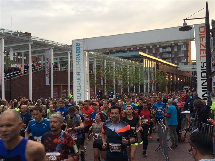 Halve marathon Nacht van Groningen trekt bijna 1.700 deelnemers