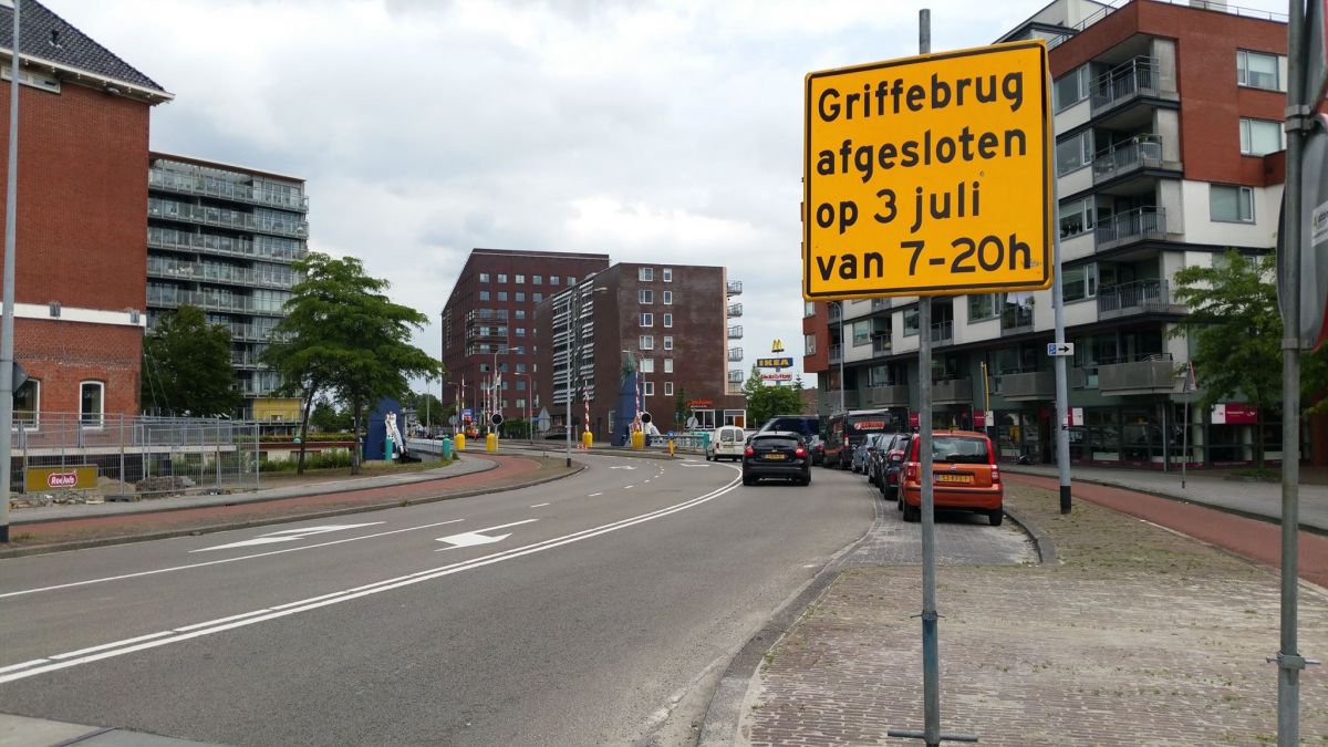 Griffeweg zondag afgesloten vanwege hijsen van brugdelen