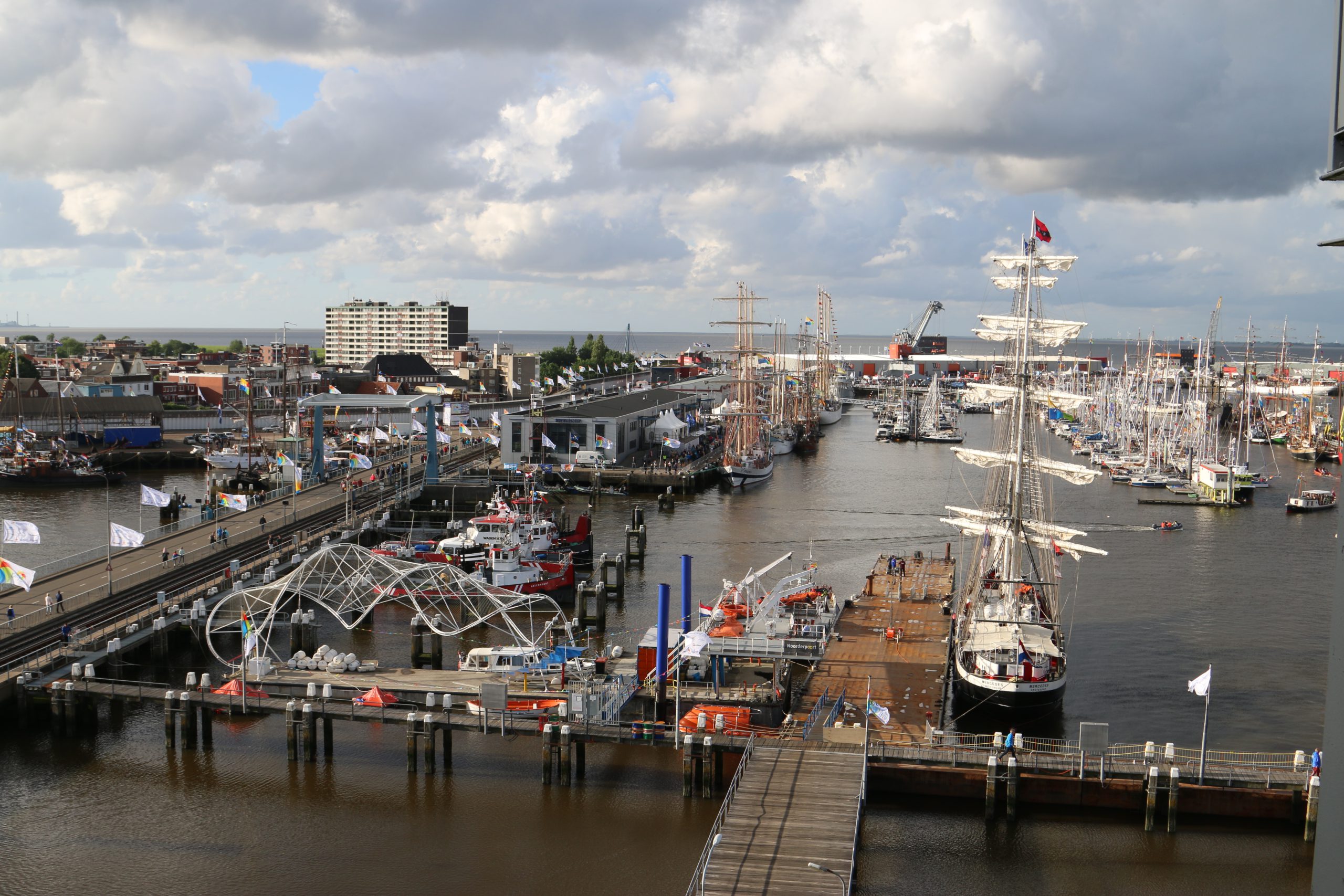 Overzicht op de haven vanaf het Eemsmond gebouw