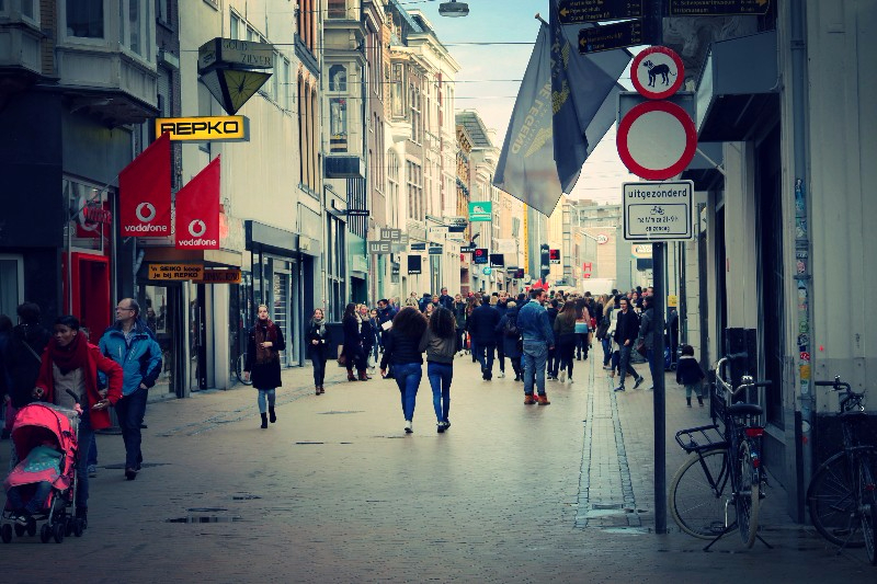 Dela koopt negen stad-Groningse winkelpanden