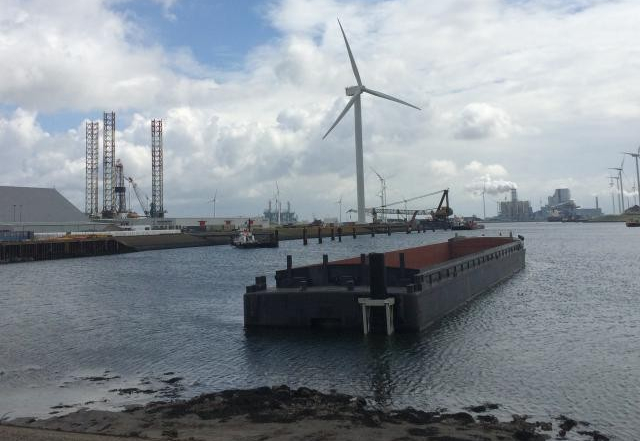 Marineduikers in Eemshaven tijdens oefening Defensie