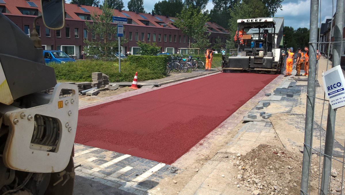 Fietsers de koning te rijk in Bessemoerstraat in Groningen: de rode loper ligt uit