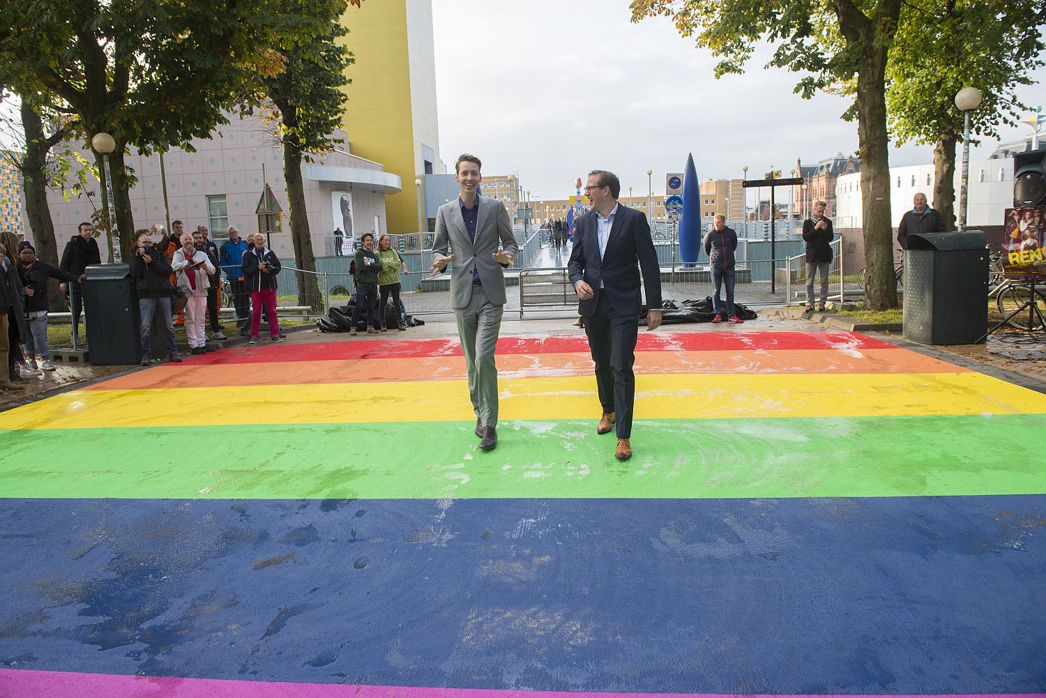 Regenboogpad Ubbo Emmiussingel officieel onthuld