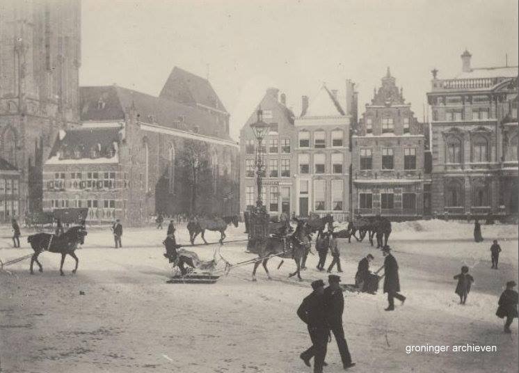 Arreslee-rijden op de Grote Markt, bijna honderd jaar geleden