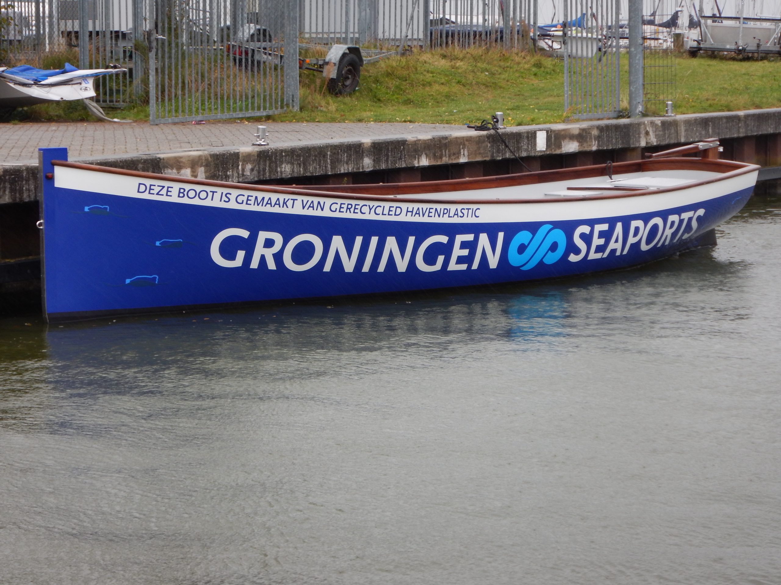 Sloep van gerecycled havenplastic - 10.000 PET-flessen - voor Groningen Seaports