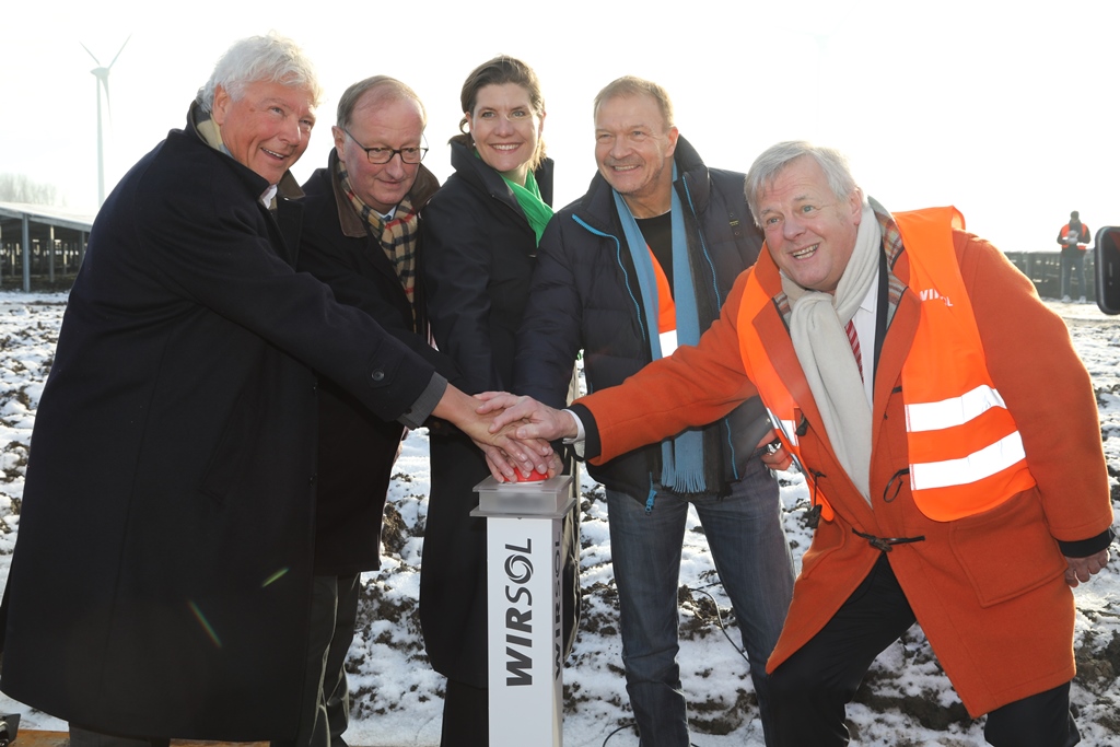 Grootste zonnepark van Nederland geopend in Delfzijl