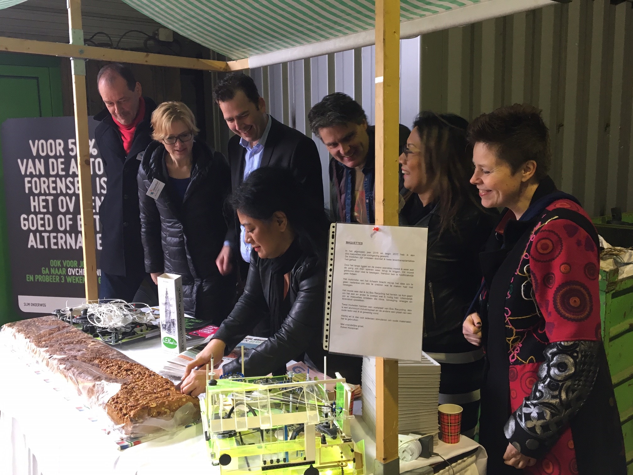 De organiserende ondernemers en Groningen Bereikbaar snijden een grote koek van Knol's aan bij de start van OpenStad.