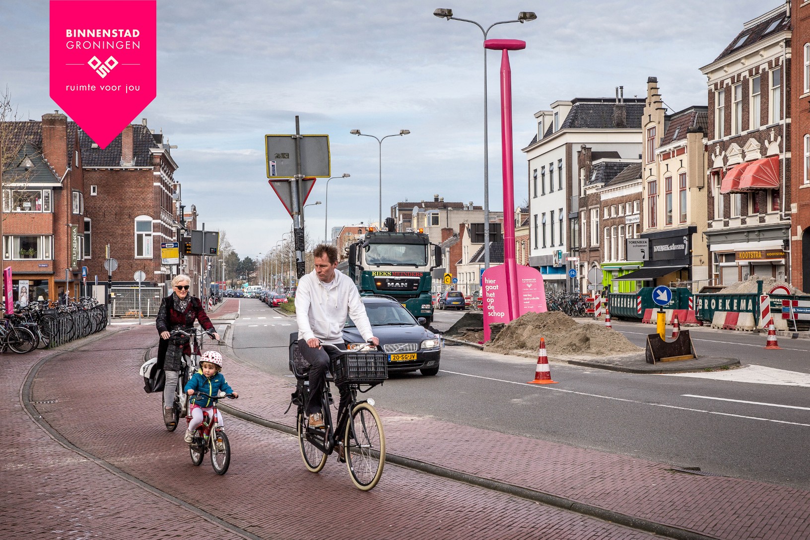 Enorme roze schep op Westerhaven vanwege bouw bushalte