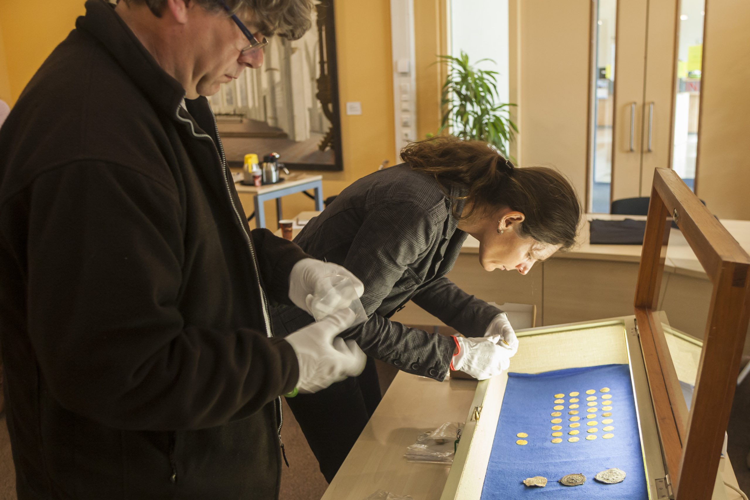 Sierd Jan Tuinstra en Miranda de Wit, senior archeologen van MUG Ingenieurs stellen de munten ten toon.