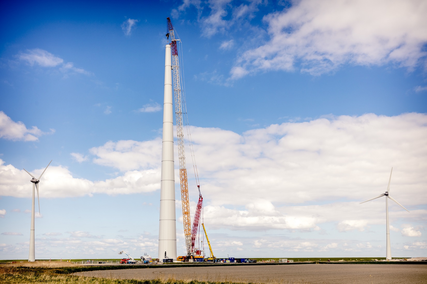 Hoogste windturbine op het land in Nederland in Eemshaven volgende week in gebruik