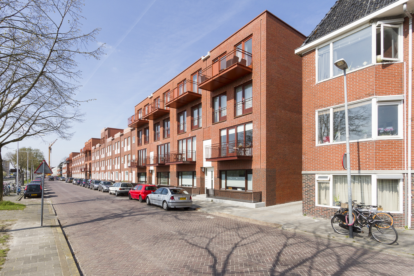 Aan de noordzijde van de Oosterhamrikkade, in de Professorenbuurt, is recentelijk een fraai complex van woningen en appartementen verrezen. Op deze plek bevond zich een kleinschalig bedrijfs- en industriegebied.  (505 stemmen)