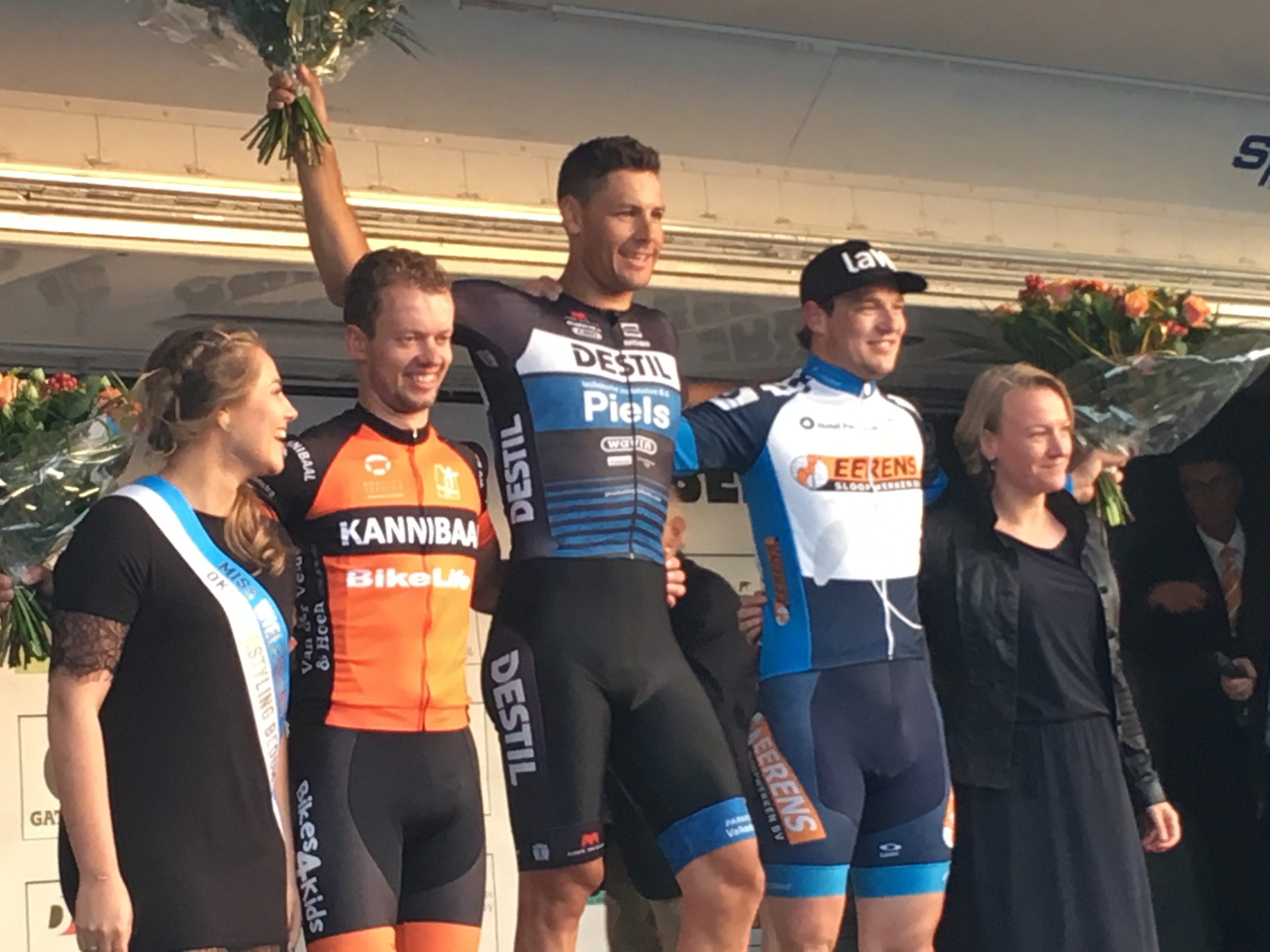 Jeff Vermeulen wint bewogen 34e Omloop van Bedum; koers door valpartijen twee keer stilgelegd